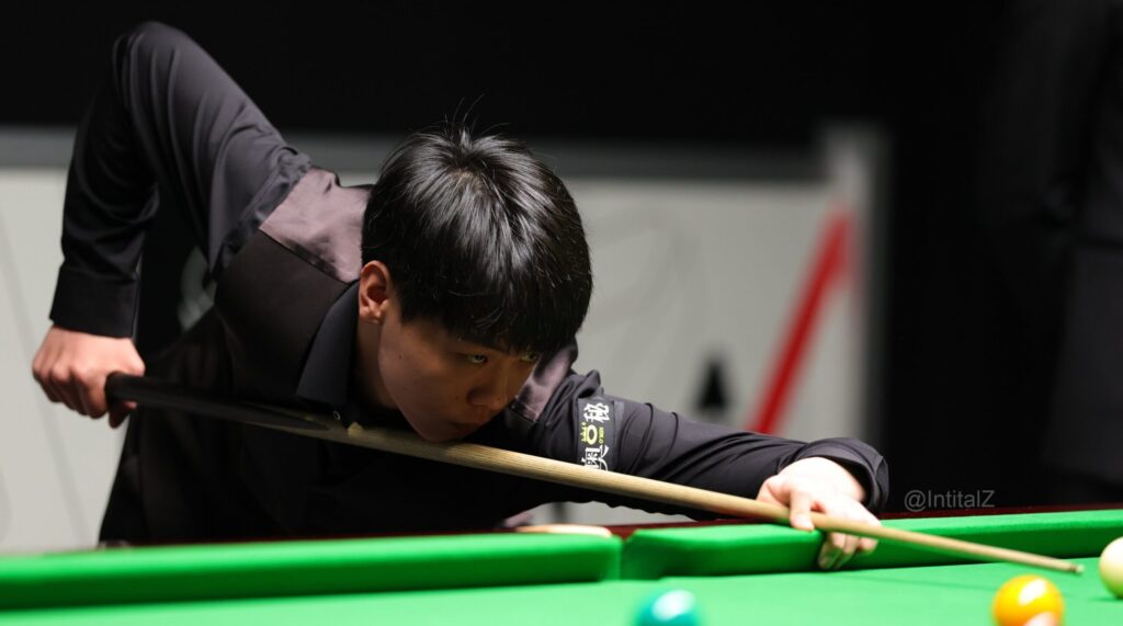 Ein junger chinesischer Spieler beim Stoß.