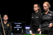 English Open: Ref. Gradinari und Evans am Tisch, Mink im Hintergrund in ihrem Stuhl.