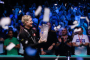 Neil Robertson im Konfettiregen mit der Glasvase der English Open.