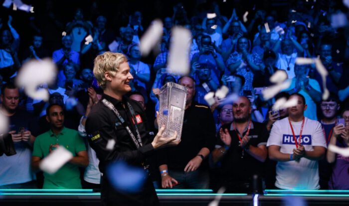 Neil Robertson im Konfettiregen mit der Glasvase der English Open.