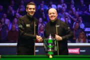 Mark Selby und John Higgins vor dem British Open 2024 Finale mit der Clive Everton Trophy.