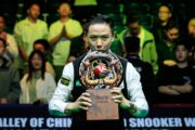 Xiao Guodong küsst die Trophäe der Wuhan Open.