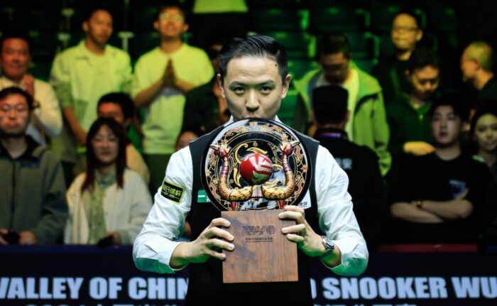 Xiao Guodong küsst die Trophäe der Wuhan Open.