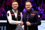 Kyren Wilson und Shaun Murphy vor dem Masters Finale 2025 mit der Paul Hunter Trophy.