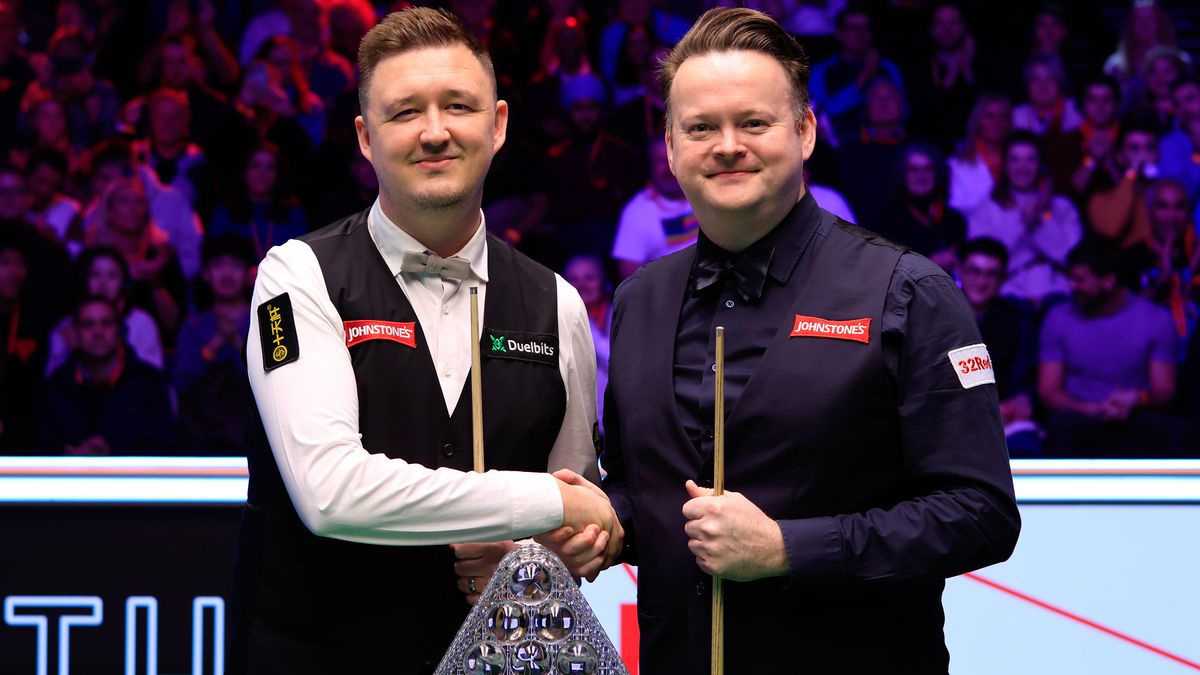 Kyren Wilson und Shaun Murphy vor dem Masters Finale 2025 mit der Paul Hunter Trophy.