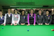 Wendy Jans, Reanne Evans, Ng On Yee, Anupama Ramachandran, Tessa Davidson, Rebecca Kenna, Mink Nutcharut und Kamila Khodjaeva posieren entlang der langen Bande eines Snookertisches für ein Gruppenfoto.