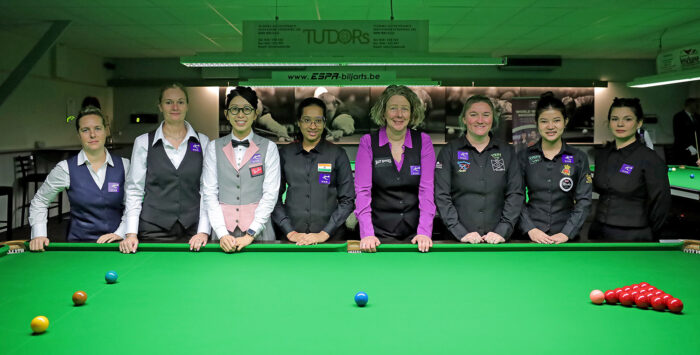 Wendy Jans, Reanne Evans, Ng On Yee, Anupama Ramachandran, Tessa Davidson, Rebecca Kenna, Mink Nutcharut und Kamila Khodjaeva posieren entlang der langen Bande eines Snookertisches für ein Gruppenfoto.