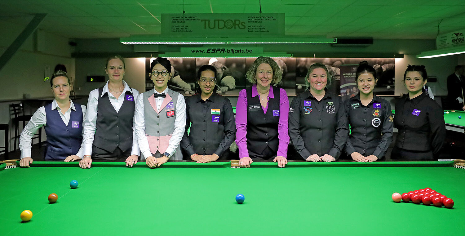 Wendy Jans, Reanne Evans, Ng On Yee, Anupama Ramachandran, Tessa Davidson, Rebecca Kenna, Mink Nutcharut und Kamila Khodjaeva posieren entlang der langen Bande eines Snookertisches für ein Gruppenfoto.