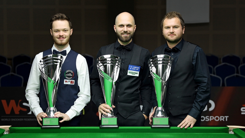 Sieger der Q-Tour-Playoffs: Nüßle, Hallworth, Highfield stehen mit ihren Trophäen hinter einem Snookertisch und lächeln in die Kamera