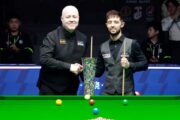 John Higgins und Joe O'Connor vor dem Finale der World Open 2025