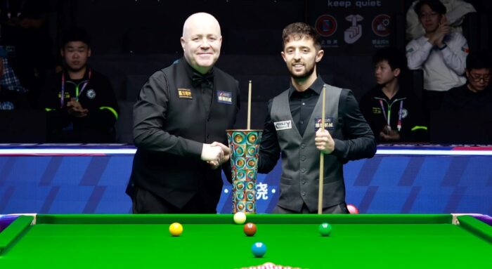 John Higgins und Joe O'Connor vor dem Finale der World Open 2025