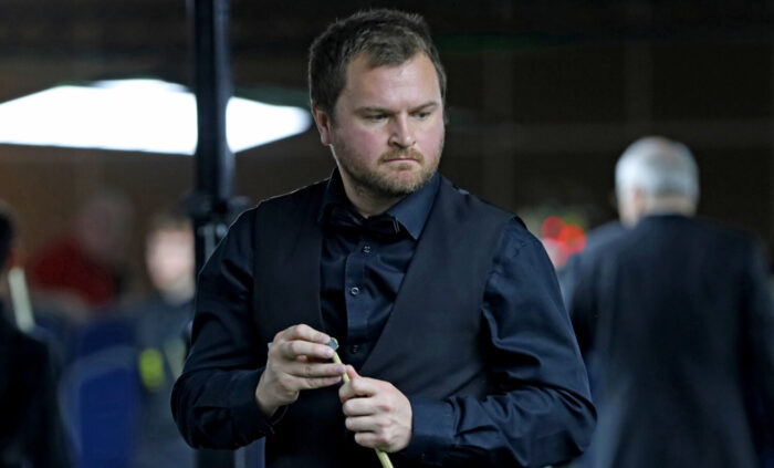 Liam Highfield, ein Mitte dreißig-jähriger Snookerspieler kreidet gerade sein Queue