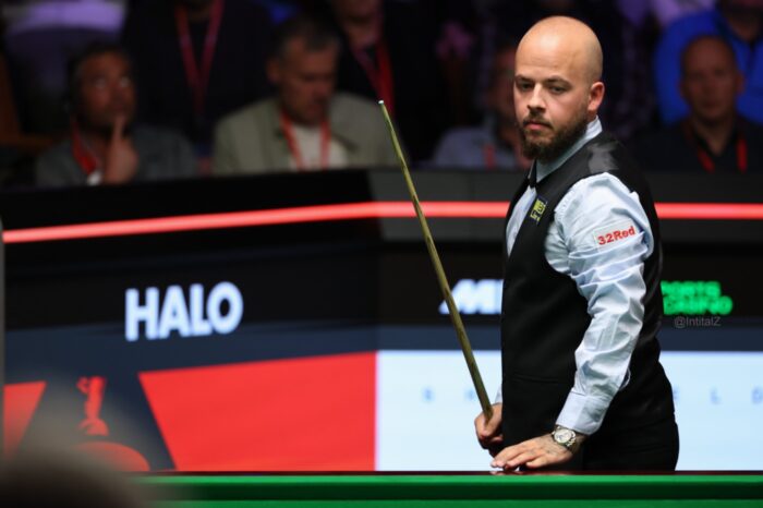 Luca Brecel im Crucible Theatre bei seinem Rekord Spiel gegen Ding.