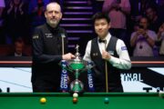Handshake vor dem Finale der WM 2025: Mark Williams und Zhao Xintong mit dem WM-Pokal.