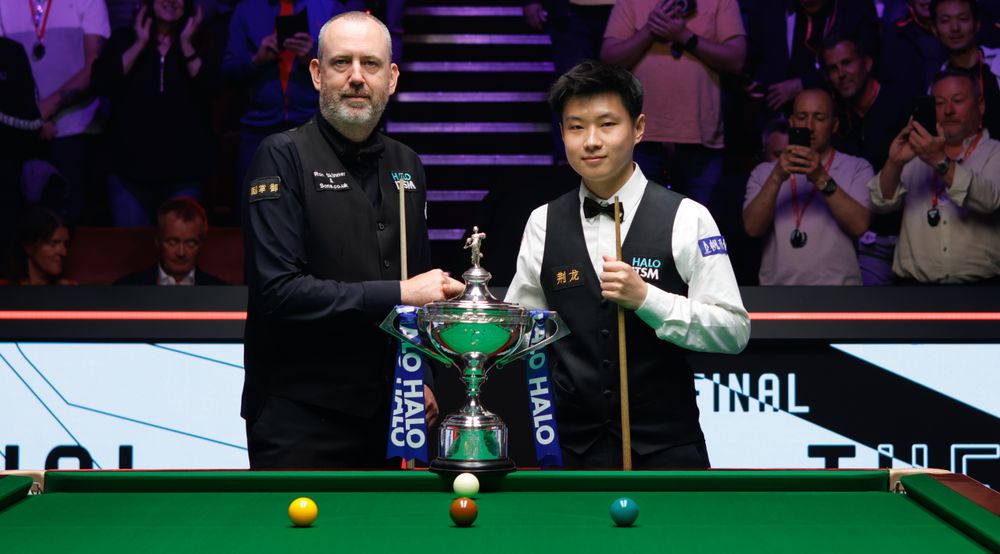 Handshake vor dem Finale der WM 2025: Mark Williams und Zhao Xintong mit dem WM-Pokal.