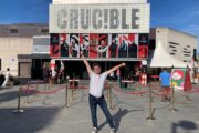 Ein weißer Mann mittleren Alters posiert mit erhobenen Armen vor dem Crucible Theatre in Sheffield.