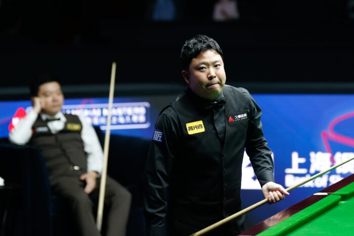 Zhang Anda beim Shanghai Masters am Tisch. Im Hintergrund Ding Junhui.