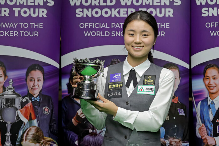 UK Champion Bai Yulu hält lächelnd den Pokal.