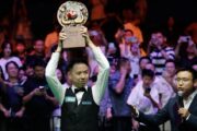 Xiao Guodong hält in der Arena die Trophäe der Wuhan Open in den Händen