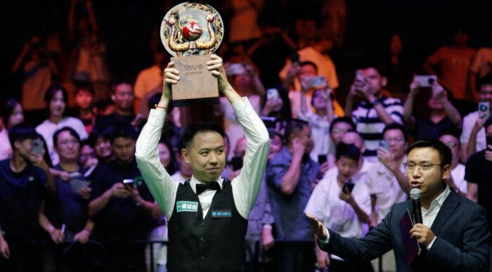 Xiao Guodong hält in der Arena die Trophäe der Wuhan Open in den Händen