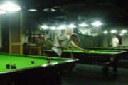 Snooker Club in China vor 17 Jahren, duster, mit Alkoholregal.