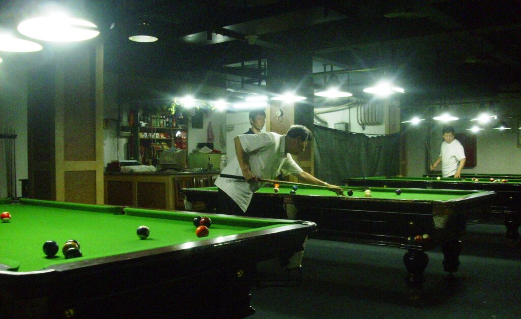 Snooker Club in China vor 17 Jahren, duster, mit Alkoholregal.
