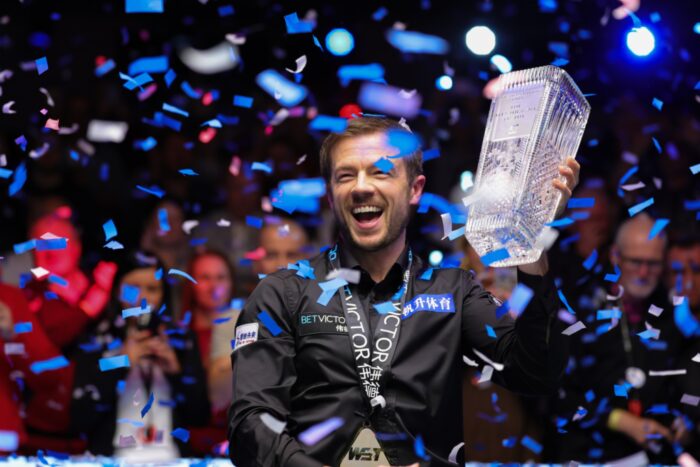 Jack Lisowski nach Titel Gewinn bei den Northern Ireland Open im Konfettiregen mit Glaspokal