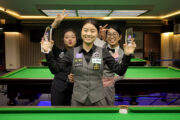 Mit strahlendem Lächeln hält Bai Yulu ihre beiden Trophäen für den Sieg und das höchste Break in die Luft. Hinter ihr stehen Ng On Yee, breit grinsend, und Jel Narucha mit Kussmund-Mimik und machen mit ihren Fingern Peace-Zeichen.