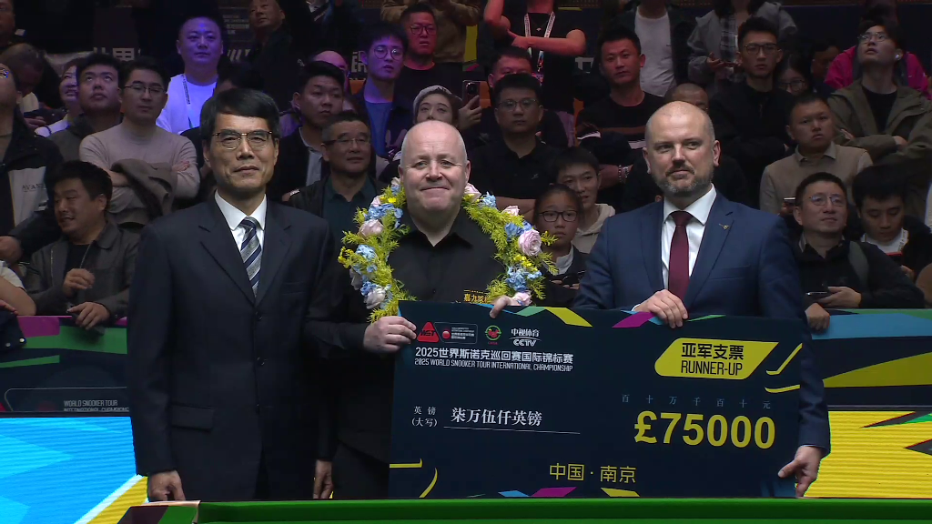 John Higgins mit Blumenkranz, Runner-Up-Pokal und Siegerscheck über 75.000 Pfund.