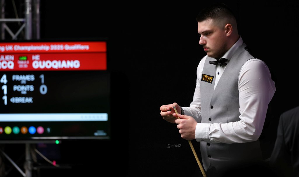 Julien Leclercq bei den UK Championship 2025 am Tisch. 