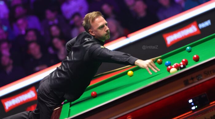 Judd Trump während eines Stoßes am Snookertisch.