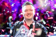 Ein lächelnder Kyren Wilson hält im Konfettiregen die Masters-Trophäe.