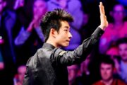 Wu Yize beim Masters, er trägt die Haare wuschelig gestylt und winkt in die Menge.