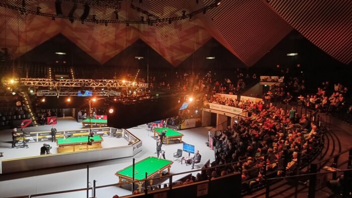 German Masters 2026: In der Mitte der Arena steht der TV-Tisch, zusätzlich drei Tische im Halbrund drumherum.