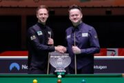 Judd Trump und Shaun Murphy mit Handschlag vor dem German Masters Titel Match