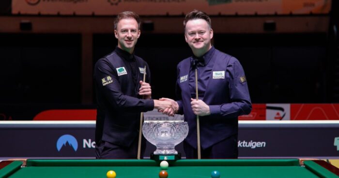 Judd Trump und Shaun Murphy mit Handschlag vor dem German Masters Titel Match