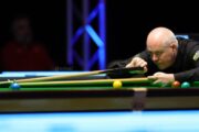 John Higgins (the man) spielt einen Stoß mit dem Hilfsqueue.