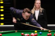 Shaun Murphy beim Einzug ins German Masters Finale 2026, im Hintergrund Schiri Maike Kesseler