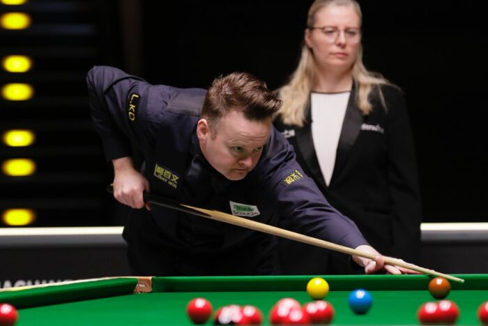 Shaun Murphy beim Einzug ins German Masters Finale 2026, im Hintergrund Schiri Maike Kesseler