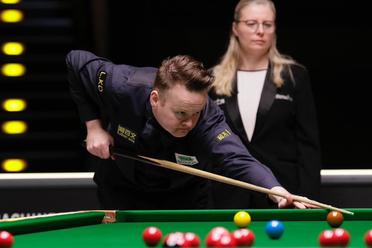 Shaun Murphy beim Einzug ins German Masters Finale 2026, im Hintergrund Schiri Maike Kesseler