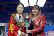 World Women’s Championship 2026: Bai Yulu und Mandy Fisher mit dem Pokal von 2025.