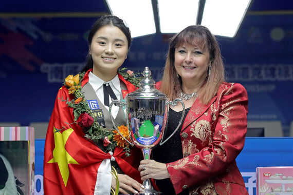 World Women’s Championship 2026: Bai Yulu und Mandy Fisher mit dem Pokal von 2025.