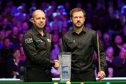 Barry Hawkins und Jack Lisowski stehen vor einem Snookertisch mit der Trophäe der Welsh Open 2026