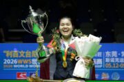 Die Siegerin der World Women’s Championship 2026 Panchaya Channoi mit Pokal, Blumen und strahlendem Lachen