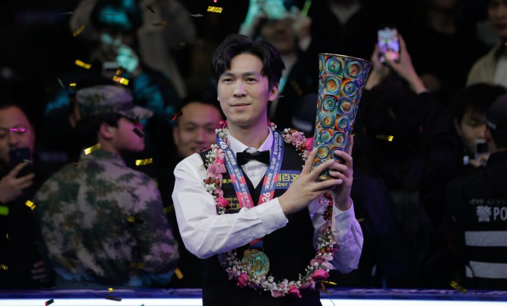 Thepchaiya Un-Nooh hält lächelnd die bunte Trophäe der World Open.