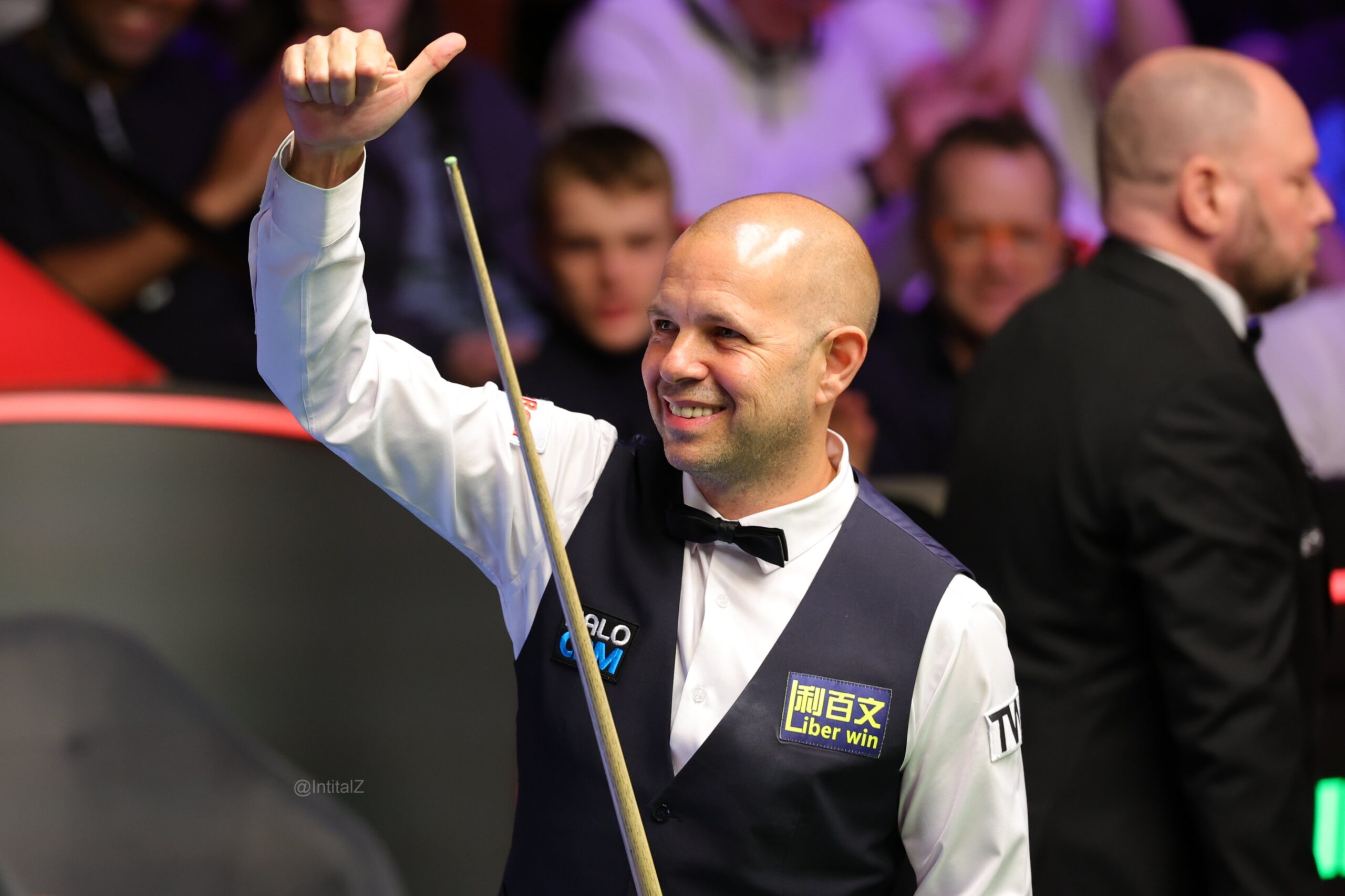 Mit einem breiten Lächeln und einem Daumen nach oben blickt Barry Hawkins ins Publikum, während er die Arena des Crucible Theatres verlässt.