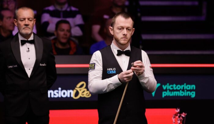 Mark Allen kreidet sein Queue bei seinem Erstrundenspiel gegen Zhang Anda.