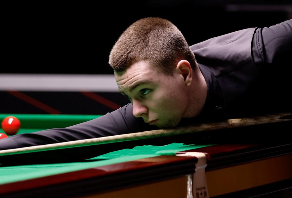 Oliver Sykes bei der Qualifikation. Großaufnahme seines Gesichtes im Profil während eines Stoßes