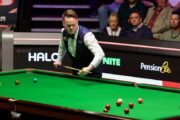 Shaun Murphy beugt sich über den Tisch und setzt zum Stoß an beim Einzug ins Halbfinale WM.
