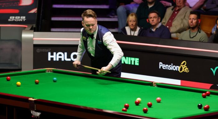Shaun Murphy beugt sich über den Tisch und setzt zum Stoß an beim Einzug ins Halbfinale WM.